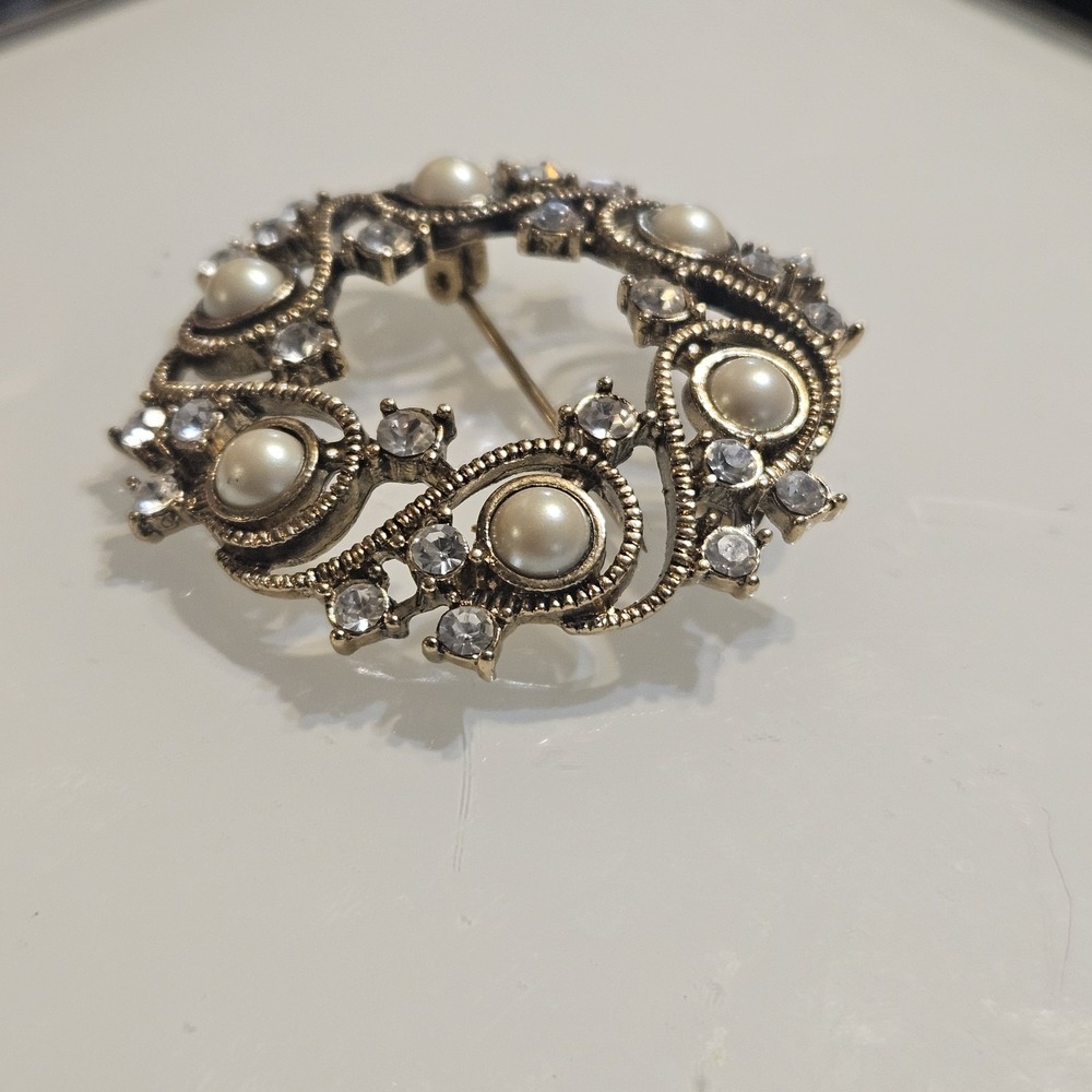 Vintage Monet Brooch Pin Round Wave Open Swirl Faux‎ Pearl Rhinestone Gold Tone - Picture 3 of 14